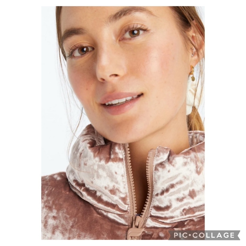 Fabletics Wonder Crush Velour Cropped Puffer Jacket in Teddy Size L - Picture 3 of 15